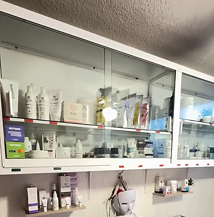 Cabina de faciales con aparatos y repisas de productos