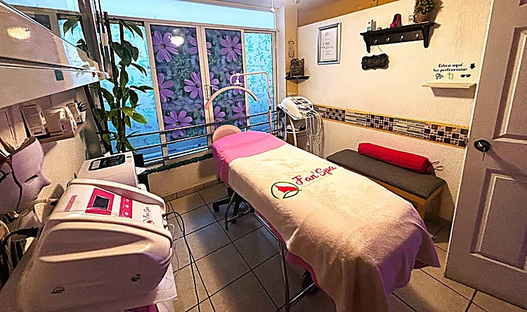 Cabina con camilla de toallas rosas