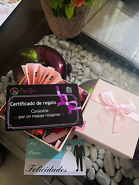 Certificado de regalo de Fan Spa canjeable por un masaje relajante, con caja y moño