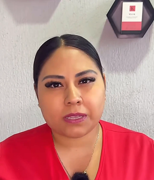 Fanny, de Fan Spa, con blusa roja, explicando un tratamiento