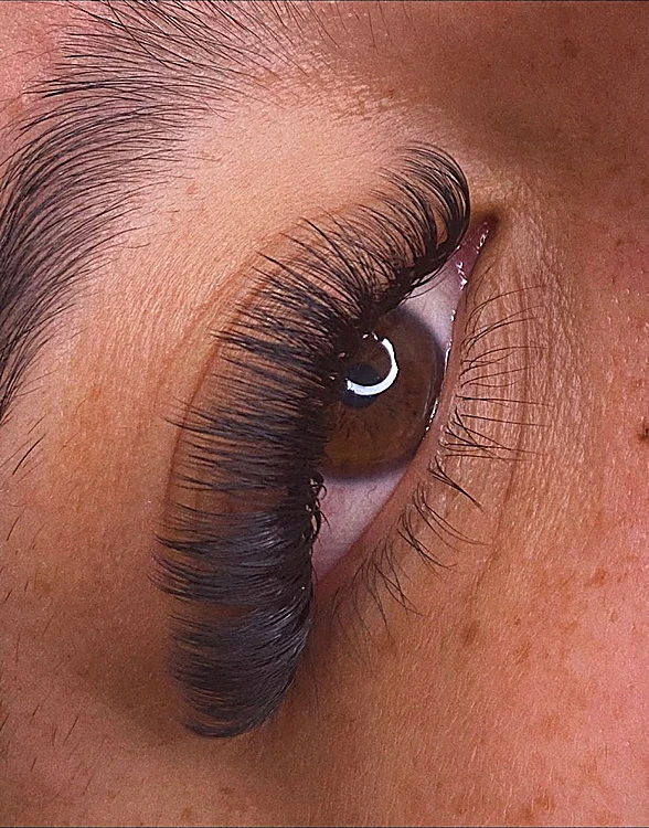 Ojo con extensiones de pestañas recién aplicadas
