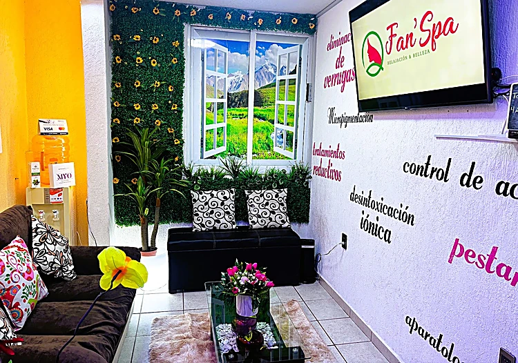Sala de espera con pared amarilla, muro verde y los servicios escritos en la pared