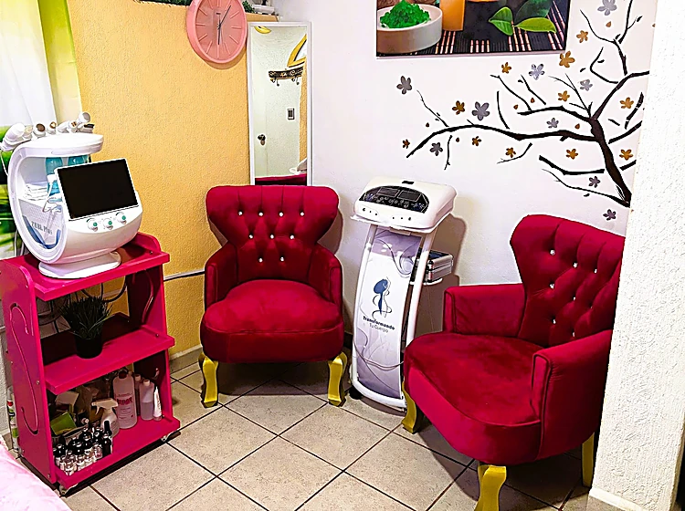 Sillones de terciopelo rojo junto al equipo de Hidrafacial